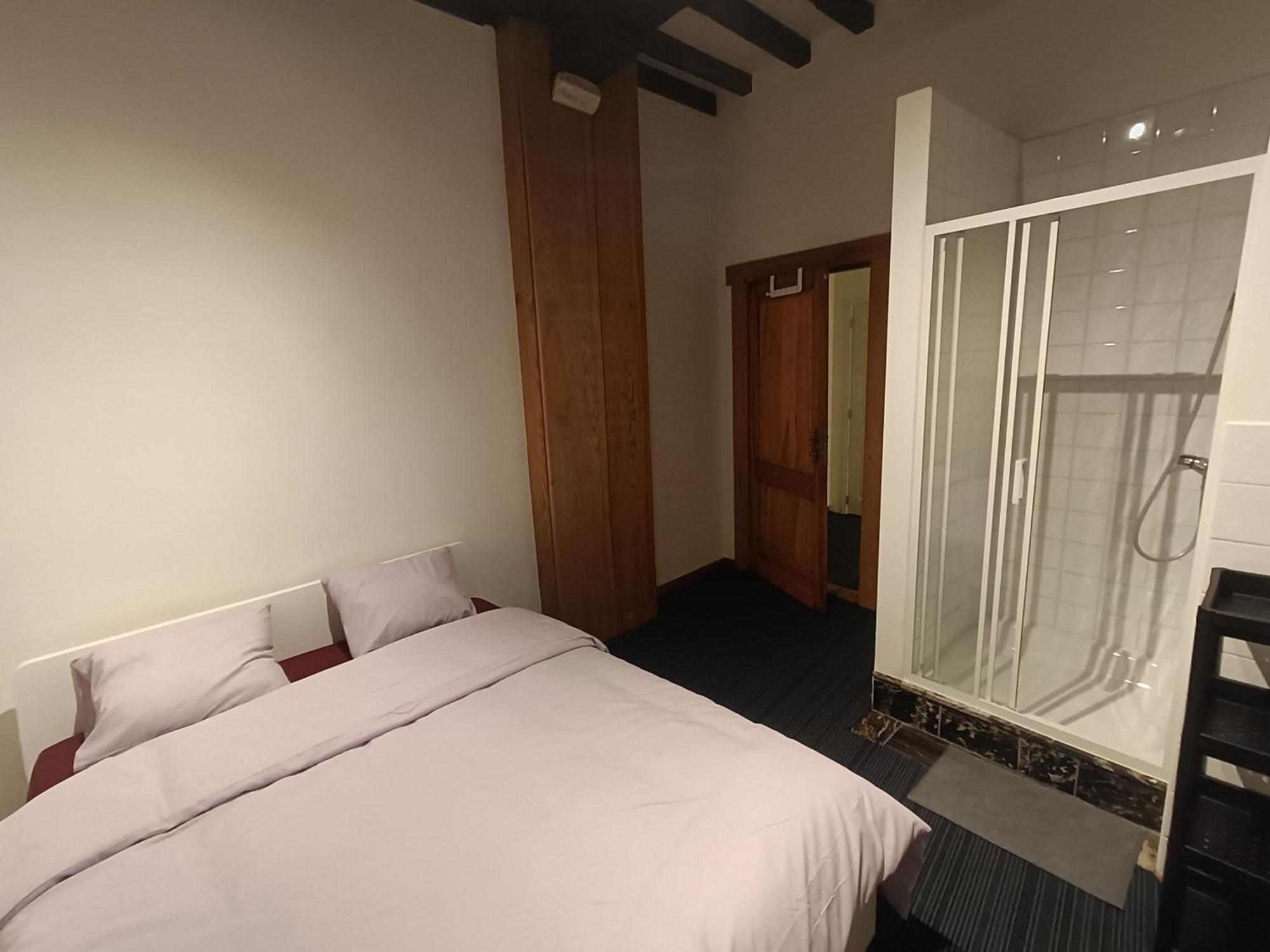 Viktoria Hostel Антверпен Экстерьер фото